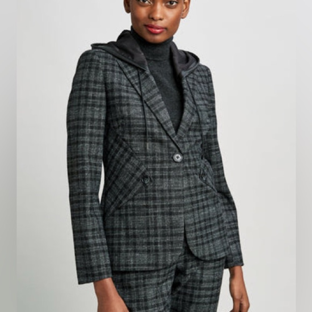 Elie Tahari Gray Blazer with Notched Lapels